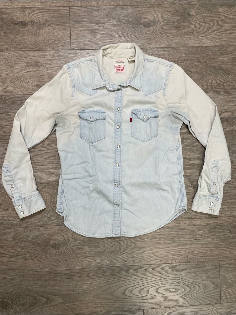 Levi's Women's Light Wash Denim Western Shirt Classic Fit Pearl Snap Size M